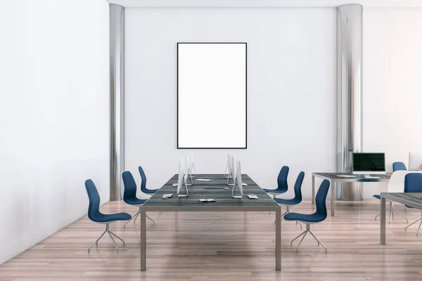 空の白いモックアップポスター 木製の床 大きなテーブル 機器や他のオブジェクトと現代のコンクリート会議室のインテリア 3Dレンダリング — ストック写真