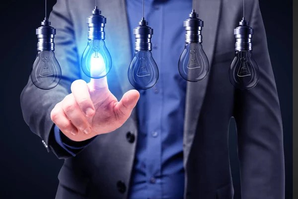 暗い背景に電球の抽象的な輝く行を指してビジネスマンの手を閉じる アイデア 解決策 革新的なコンセプト — ストック写真
