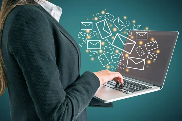 青い背景に創造的な描かれた電子メールのアイコンとラップトップを使用して女性の手を閉じます ビジネス 電子メールマーケティングの概念 — ストック写真