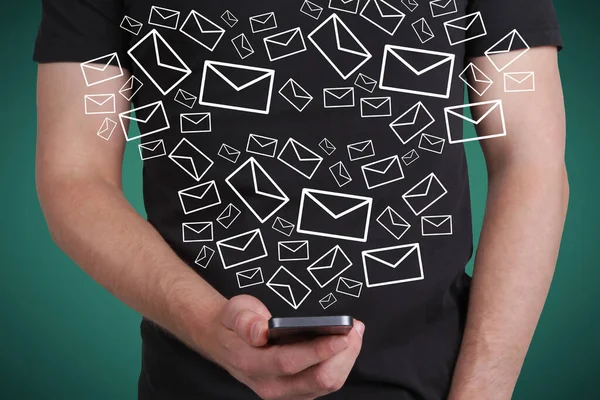 Zbliżenie Męskiej Ręki Trzymając Smartfona Kreatywnie Rysowane Ikony Mail Szarym — Zdjęcie stockowe