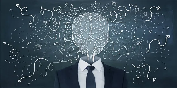 Αφηρημένος Επιχειρηματίας Κεφάλι Εγκεφάλου Chalkboard Τοίχο Φόντο Βέλη Και Εικονίδια — Φωτογραφία Αρχείου