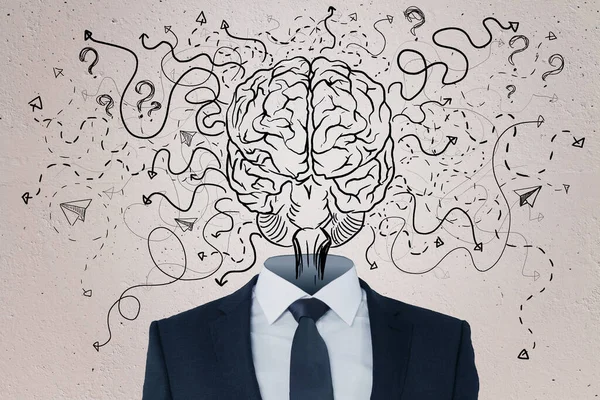 Abstrakter Geschäftsmann Mit Gehirnkopf Auf Betonwandhintergrund Mit Pfeilen Und Gedankensymbolen — Stockfoto