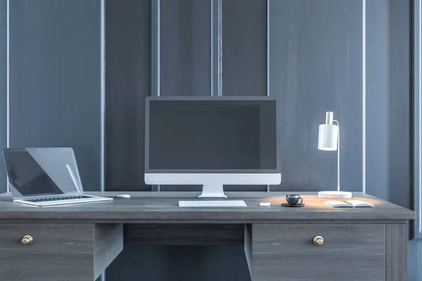 Retro Holztisch Mit Leeren Computer Und Laptop Bildschirmen Tischlampe Kaffeetasse — Stockfoto