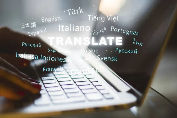Zamknij Ręce Pomocą Laptopa Abstrakcyjnym Tekstem Rozmytym Tle Tłumaczenie Język — Zdjęcie stockowe