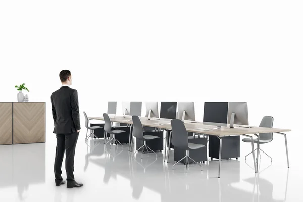 商人站在现代白色的同事办公室内部 配有计算机 接待台 木制家具和地板上的倒影 打起精神来 — 图库照片