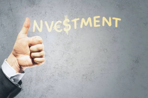 Närbild Affärsman Hand Visar Tummen Upp Konkret Bakgrund Med Investering — Stockfoto