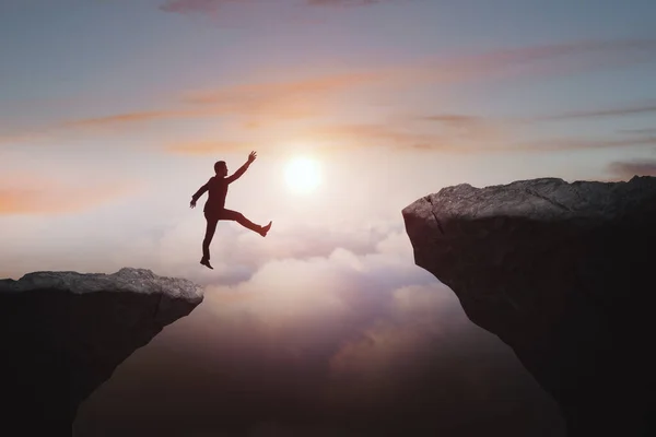 Mann Springt Von Klippe Auf Schönen Himmelshintergrund Lücke Sprung Risiko — Stockfoto