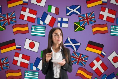 Çekici Avrupalı genç iş kadını portresi soyut renkli bayrak çizimleriyle kahve içiyor. Seyahat, çeviri ve dil öğrenme kavramı
