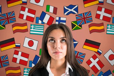 Çekici Avrupalı genç iş kadınının soyut renkli bayrak çizimleriyle portresi. Seyahat, çeviri ve dil öğrenme kavramı