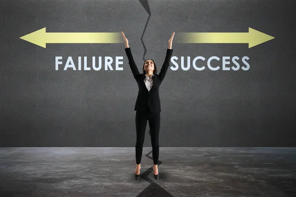 Glückliche Junge Europäische Geschäftsfrau Die Sich Zwischen Misserfolg Und Erfolg — Stockfoto