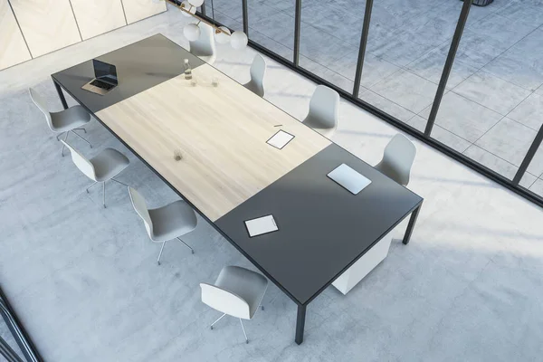 现代木制和混凝土会议室内部的顶部视图与全景玻璃窗 桌子与设备 3D渲染 — 图库照片