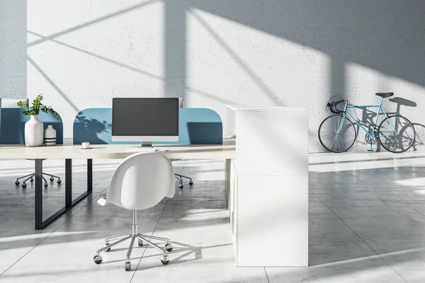 现代嬉皮士共同工作的办公室内部与空旷的模拟电脑屏幕 设备和自行车 工作场所概念 3D渲染 — 图库照片
