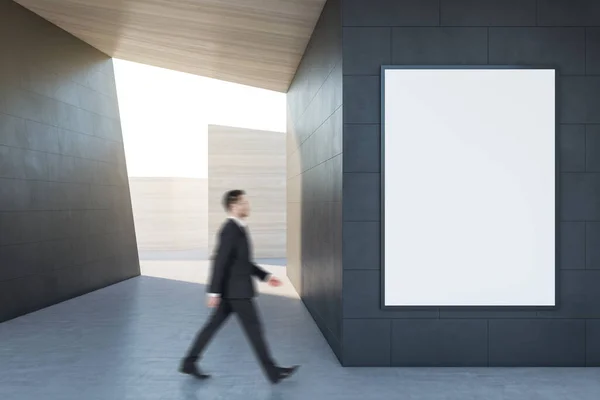 사업가는 추상적 콘크리트 타일로 공간을 포스터와 아래를 설계와 — 스톡 사진