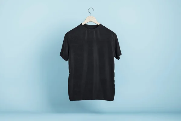 Prázdné Černé Tričko Visící Modrém Pozadí Zdi Koncepce Designu Prezentace — Stock fotografie