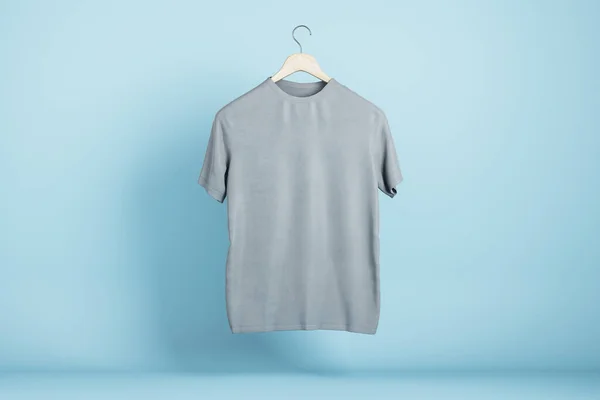 蓝色墙壁背景上挂着空的灰色T恤 产品设计和展示概念 把标志弄得乱七八糟3D渲染 — 图库照片