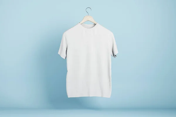 Mavi Duvarda Asılı Beyaz Tişört Ürün Tasarımı Sunum Konsepti Logoyu — Stok fotoğraf