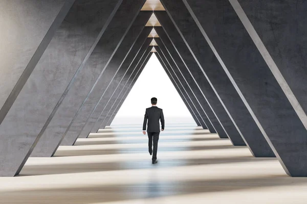 Vista Trasera Del Hombre Negocios Caminando Corredor Triángulo Hormigón Abstracto — Foto de Stock