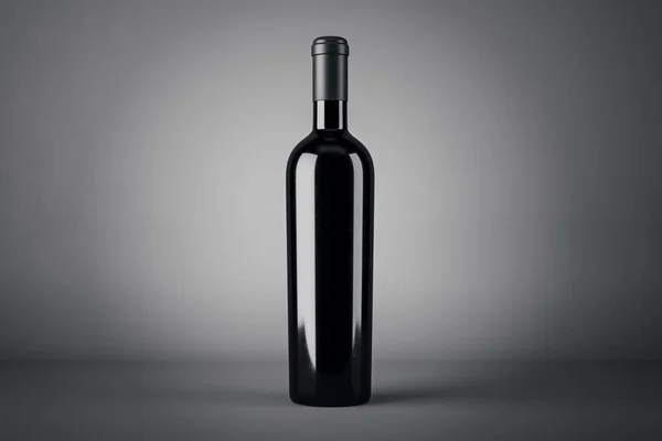 グレーの背景にモックアップのある空のワインボトル アルコール 広告のコンセプト 3Dレンダリング — ストック写真