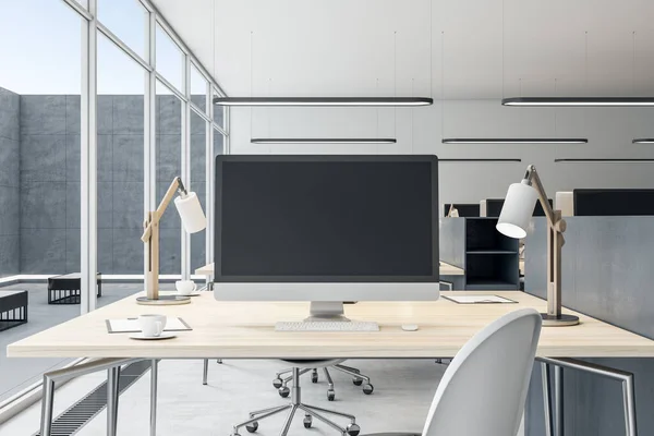 Großaufnahme Einer Leeren Computerattrappe Auf Einem Hölzernen Schreibtisch Modernen Interieur — Stockfoto