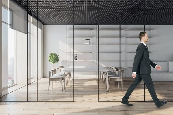 경영자들은 간막이 나무로 바닥재 이용하여 현대식 회의실을걸어 다닌다 — 스톡 사진