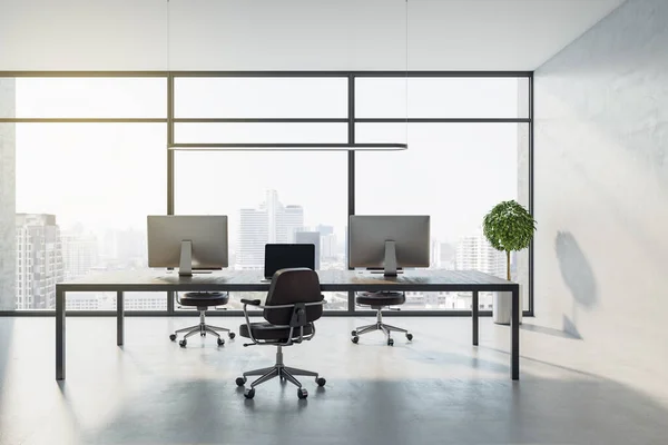 Bureau Lumineux Béton Avec Mobilier Fenêtre Avec Vue Sur Ville — Photo