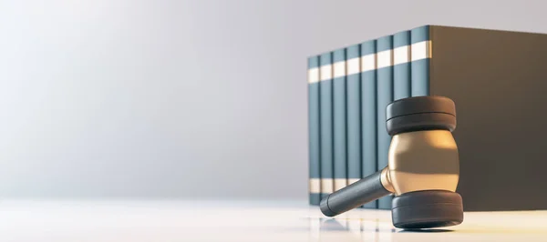 Avukatın Tokmağını Arka Plandaki Aydınlatma Kitaplarını Kapatın Adalet Yargıç Kavramı — Stok fotoğraf