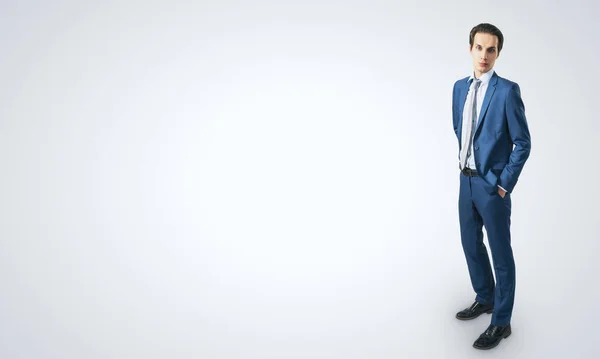 Jungunternehmer Blauen Klassischen Anzug Die Hände Den Taschen Auf Abstraktem — Stockfoto