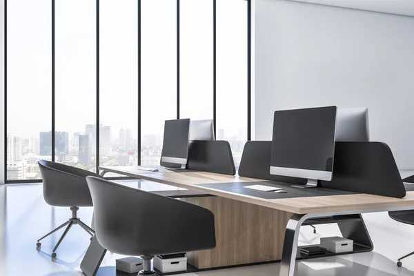 Moderne Coworking Office Interiør Med Møbler Utstyr Dataskjermer Vindu Med – stockfoto