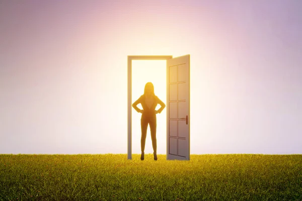 Επιτυχημένη Επιχειρηματίας Στέκεται Μπροστά Από Φωτεινή Πόρτα Αφηρημένο Εσωτερικό Τσιμεντένιο — Φωτογραφία Αρχείου