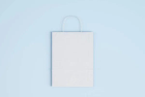 青い背景に空の白い紙袋を閉じます ショッピングコンセプト モックアップ 3Dレンダリング — ストック写真