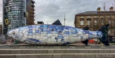 Belfast caddesindeki büyük balık heykeli