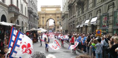 Floransa, İtalya 'da sokakta bayraklı insanlar