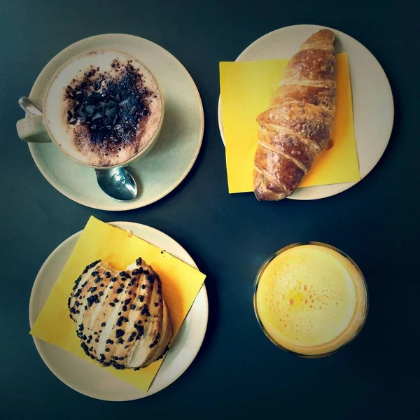 Siyah Arka Planda Kahve Kruvasanla Kahvaltı — Stok fotoğraf