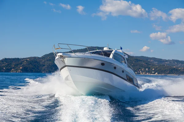 Barco motorizado, yates rio mejor yate italiano —  Fotos de Stock