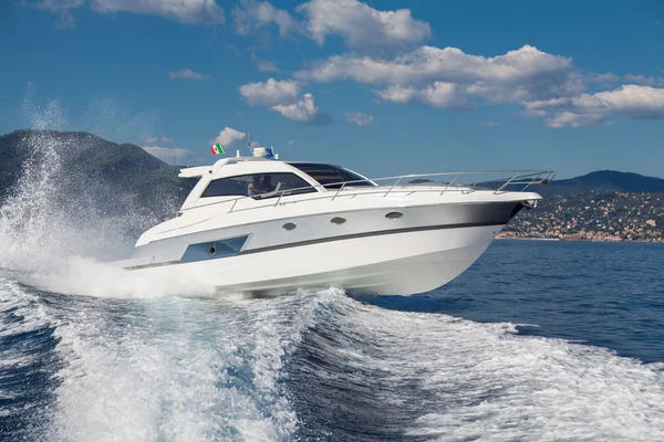 Bateau à moteur, rio yachts meilleur yacht italien — Photo