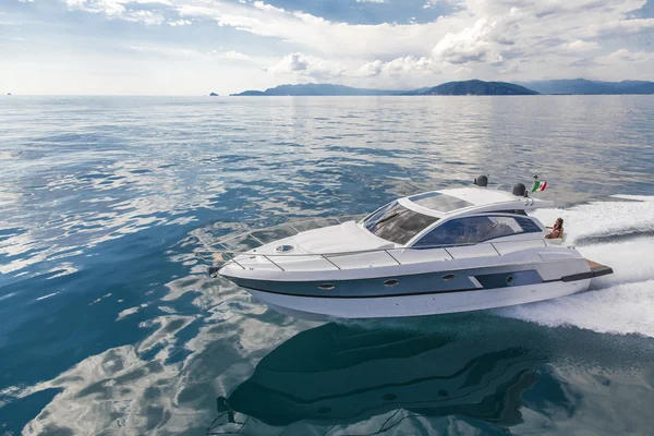 Barco motorizado, yates rio mejor yate italiano — Foto de Stock