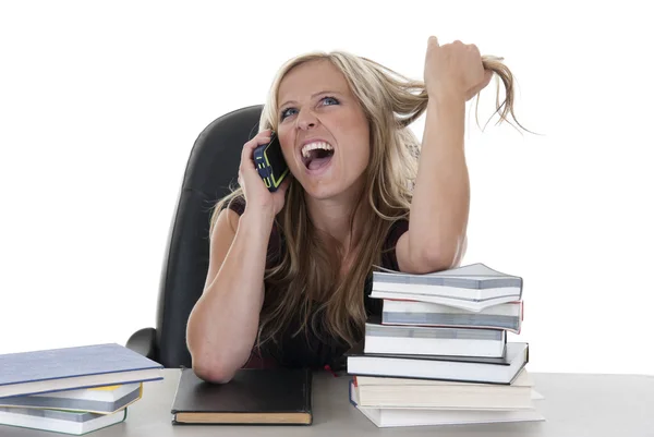Blondine forsømmer lektier taler på telefon - Stock-foto