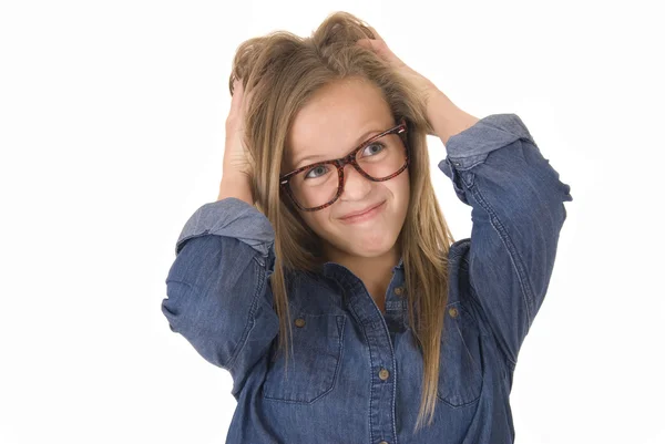 Молодая девушка играет со своими волосами — стоковое фото