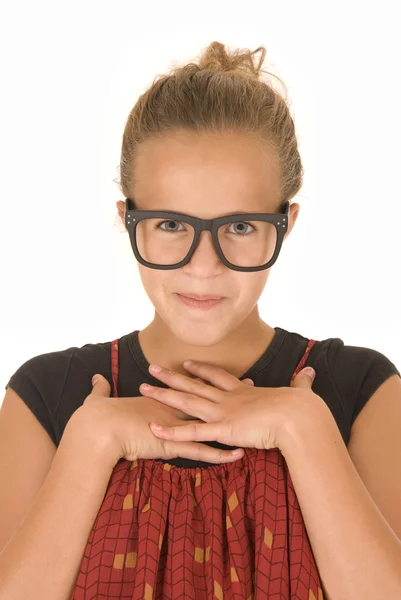 Chica en camisa roja con las manos dobladas y gafas de moda negro — Foto de Stock