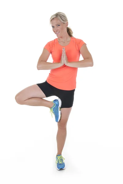 Vrouwen doen yoga in oranje shirt — Stockfoto