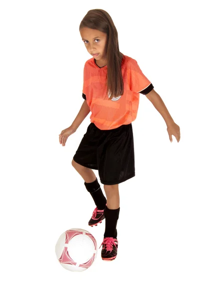 Chica en jersey rosa pateando pelota de fútbol con pie — Foto de Stock