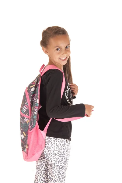 Widok z boku młodej dziewczyny z plecaka z różowe pasy — Zdjęcie stockowe