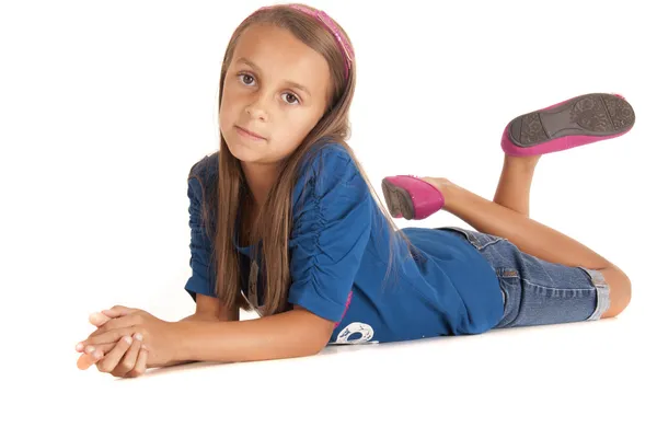 Mladá dívka na zemi opřený o lokty — Stock fotografie