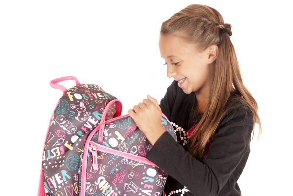 Jovem estudante abrindo sua mochila — Fotografia de Stock