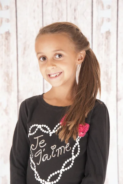 Nettes brünettes Mädchen mit einem netten Lächeln im schwarzen Top — Stockfoto