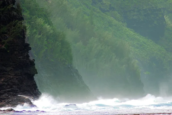 Kauai Hawaii linha costeira montanhosa batendo ondas e spray — Fotografia de Stock