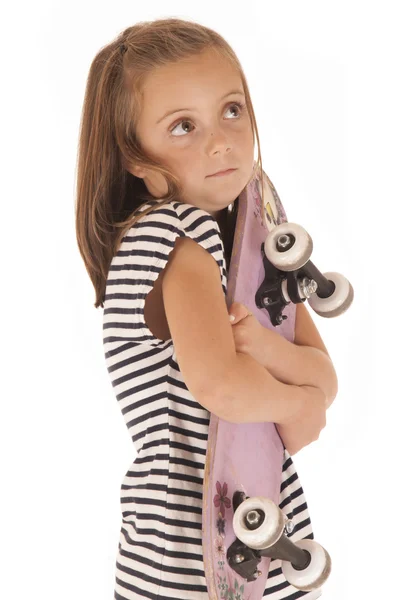 Mladá dívka drží růžové skateboard zahleděla — Stock fotografie