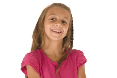 koyu pembe gömlek büyük bir gülümseme ile şirin genç esmer kız