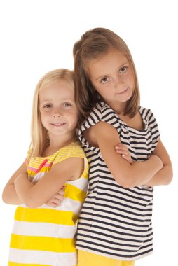 arka arkaya kolları ile duran iki kız kardeş mutlu katlanmış