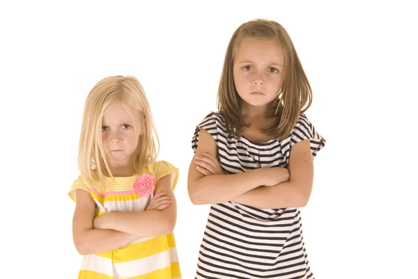 Due sorelle con le braccia incrociate arrabbiate guardando la macchina fotografica — Foto Stock